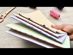 Handgebundenes Notizbuch mit sichtbaren Fadenheftungen und Papierlagen